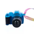 Miniatur Puppenhaus Kamera Spielzeug mit buntem Gurt, ideal für BJD Puppen Foto-Requisiten. - Mini-Spiegelreflexkamera-Zubehör / Blaue Kamera mit langem Objektiv (PJ-212-07)