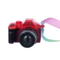 Rote Mini Puppenhaus Spielzeugkamera mit buntem Gurt, süßes BJD Puppen Fotozubehör. - Mini-Spiegelreflexkamera-Zubehör / Rote Kamera mit langem Objektiv (PJ-212-03)