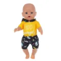 Vista dettagliata della felpa con cappuccio gialla e pantaloncini per bambole da 18 pollici. - Set Felpa Gialla con Cappuccio (Q18-756) / Stile 18 Pollici