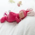 Süße schlafende Babypuppe im rosa Hasen-Outfit mit langen Ohren, weiches Puppenspielzeug. - Schlafender Wassermelonenroter Hase