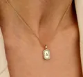 Collana con ciondolo lettera iniziale oro, dettaglio catena clavicola zircone quadrata. - Lettera A
