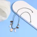 Dettaglio cavigliera bohémien intrecciata perla conchiglia, gioiello da spiaggia estiva stile. - Lettera C