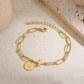 Bracciale dorato con catena a graffetta iniziale Z e croce, dettaglio gioiello alla moda. - Lettera Z