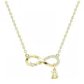 Primo piano della collana con ciondolo simbolo dell'infinito e cristalli brillanti con lettera B. - Oro B