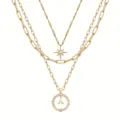Primo piano dettaglio di collana multistrato dorata con ciondolo a esagramma e bussola. - modello A