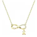 Dettaglio di una collana infinity dorata minimalista con ciondolo a forma di lettera K. - Oro K
