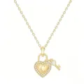 Primo piano dettagliato della collana con lucchetto a cuore dorato, pavè di cristalli e lettera C. - Lettera C