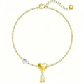 Primo piano dettagliato del bracciale con lettera dorata e ciondolo a cuore brillante. - Lettera B