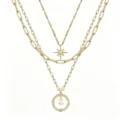Dettaglio collana multistrato dorata con ciondolo bussola lettera Z e ciondolo stella in cristallo. - Stile Z