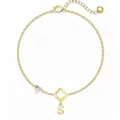 Nahaufnahme des goldenen Kettenarmbands mit Kleeblatt-Motiv, Herz-Anhänger und Buchstabe S. - Buchstabe S