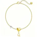 Bracciale con ciondolo lettera Q dorata e cuore dettaglio di gioielleria fine per donne - Lettera Q