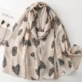 Vista detallada de un pañuelo beige ligero con estampado de corazón leopardo y cebra. - 180x88cm / Base Beige