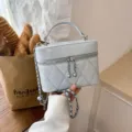 Bolso de mano acolchado azul claro con cadena, elegante bolso cruzado de cuero PU moda. - Azul Sin Colgante