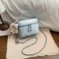 Bolso bandolera acolchado azul claro para mujer, elegante bolso de PU con bonito colgante de oso. - Azul con colgante
