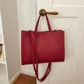 Μεγάλη κόκκινη δερμάτινη τσάντα shopper, ρετρό τσάντα ώμου με λουράκι και ανάγλυφο κείμενο. - Κόκκινο