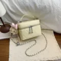 Bolso bandolera acolchado amarillo con cadena, elegante bolso de PU con colgante de osito tierno. - Amarillo con colgante