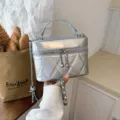 Bolso acolchado plateado con correa de cadena y asa elegante cartera metalizada de mujer - Plata Sin Colgante