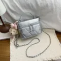 Bolso bandolera acolchado metálico de estilo coreano con lindo colgante de perrito de peluche. - Plata con colgante