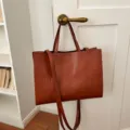 Bolso tote marrón de piel para mujer, gran bolso de hombro vintage para el trabajo. - Marrón
