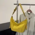 Bolso bandolera de nailon para mujer, bolso de hombro informal minimalista de gran capacidad. - Amarillo