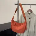 Borsa a tracolla arancione in nylon da donna, borsa a mezzaluna casual con ampia cinghia. - Arancione