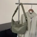 Borsa a tracolla in nylon verde, borsa casual versatile per donne nell'uso quotidiano. - Verde