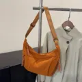 Borsa a tracolla dumpling in nylon arancione, borsa casual versatile per donne e studenti. - Marrone