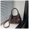 Borsa a tracolla marrone vintage a pois, vista dettagliata, elegante borsa in camoscio. - Caffè (Senza Ciondolo)
