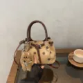 Bolso de hombro retro de lunares con colgante de peluche de cachorro para la moda diaria. - Caqui (Con Colgante de Perro de Felpa) / Caqui