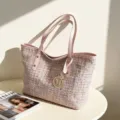 Roze tweed shopper tas voor dames, elegante schoudertas met handvatten en gouden M-bedel. - Roze
