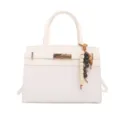 Bolso de hombro blanco elegante para mujer con cerradura metálica y colgante de cuentas. - Blanco con Colgante