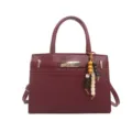 Bolso de cuero burdeos con asa y abalorio de cuentas de madera, elegante bolso de mano. - Rojo con Colgante