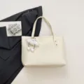 Bolso tote informal de gran capacidad para mujer, elegante bolso de hombro con bonito colgante. - Blanco con Colgante