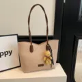 Σικ μπεζ τσάντα tote με καφέ χερούλια και χαριτωμένο αρκουδάκι για γυναίκες εργασία. - Με Μενταγιόν / Χακί