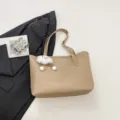 Chic bolso grande para mujer elegante bolso de hombro de cuero PU con lindo colgante. - Caqui Con Colgante