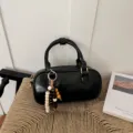 Maύρη κυλινδρική γυναικεία τσάντα χειρός, μινιμαλιστική τσάντα boston PU με χάντρες. - Μαύρο με Μενταγιόν