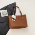 Elegante bolso tote marrón de piel sintética PU para mujer, bolso de hombro casual. - Marrón Con Colgante