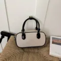 Pequeño bolso de lona tipo barril con ribetes de cuero negro y asas para uso diario. - Blanco y Negro sin Colgante