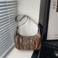 Sac porté épaule plissé marron avec laçage, élégant sac hobo tendance pour la saison. - Marron