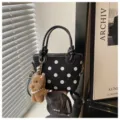 Schwarze Pünktchen Eimer Tasche lässige Nylon Umhängetasche mit süßem Bären Anhänger. - Mit Anhänger / Schwarz