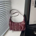 Sac à épaule plissé bordeaux chic avec œillets à lacets, sac à aisselles en similicuir. - Rouge