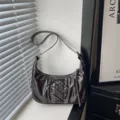 Sac hobo plissé sous les bras avec lacets, chic sac à épaule unie idéal pour la mode automne. - Marron