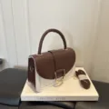Borsa a tracolla retrò bicolore da donna marrone e bianca con manico e tracolla. - Marrone