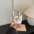Mini weiße PU-Leder Handtasche Umhängetasche mit goldenem Schloss und schicker Schlüsselanhänger. - Weiß