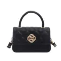 Elegante borsa a mano nera trapuntata con manico e ferramenta dorata per look alla moda. - Nero