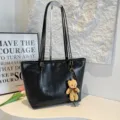 Gran bolso tote de cuero negro para mujer, bolso de hombro retro para trabajo con colgante oso. - Con Colgante / Negro
