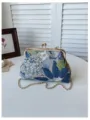 Elegante borsa da sera ricamata con fiori blu e paillettes dettaglio catena oro. - Blu
