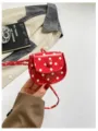 Detalle de un mini bolso rojo de charol con lunares para un estilo tierno y bonito. - Rojo
