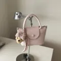 Bolso de mano de cuero rosa para mujer, bandolera casual retro con lindo colgante de oso. - Con Colgante / Rosa