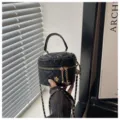 Bolso cruzado acolchado negro con asa de cadena dorada y encantador colgante de camelia. - Negro / S